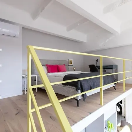 Artsy Design Loft - Hip District Uptown Appartement